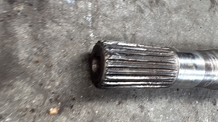 Ax cardanic lungime totală 915mm cu capete canelate de 22,22 dinți [4]