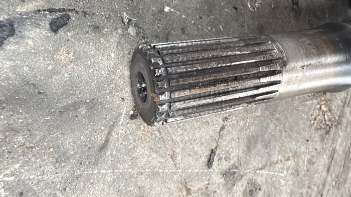 Ax cardanic lungime totală 915mm cu capete canelate de 22,22 dinți [3]
