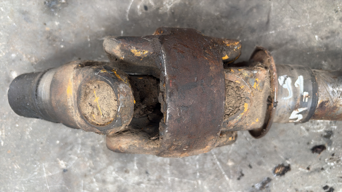 Ax cardanic, lungime totală 930mm, cu capete canelate de 22 dinți [3]
