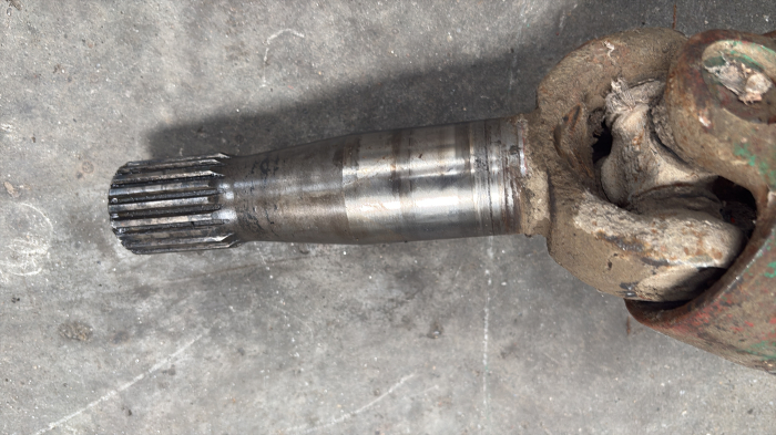 Ax cardanic, lungime totală 980mm, cu capete canelate de 19 și 19 dinți [4]