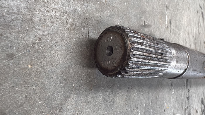 Ax cardanic ZF 4472 319 157 lungime totală 1100mm, cu capete canelate de 26, 15 și 28 dinți [5]
