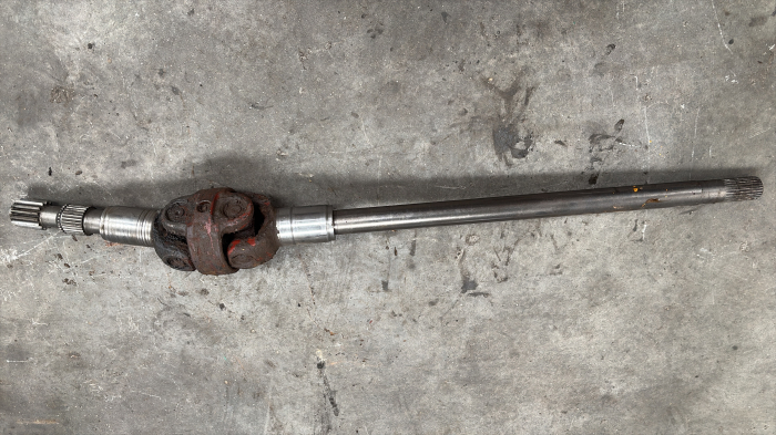 Ax cardanic ZF 4472 319 157 lungime totală 1100mm, cu capete canelate de 26, 15 și 28 dinți [3]