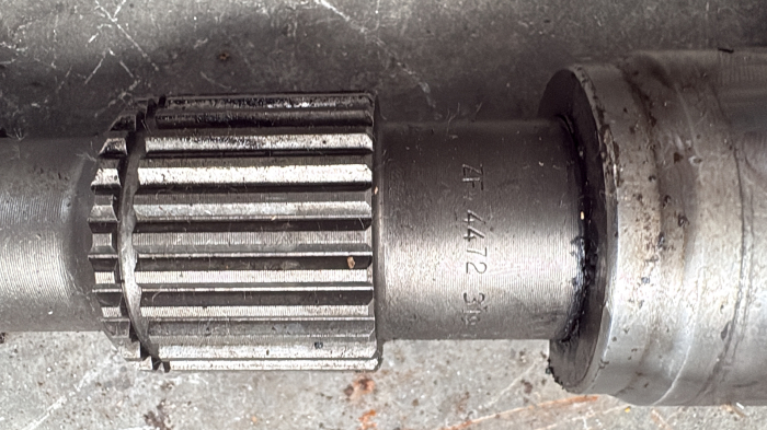 Ax cardanic ZF 4472 319 157 lungime totală 1100mm, cu capete canelate de 26, 15 și 28 dinți [4]