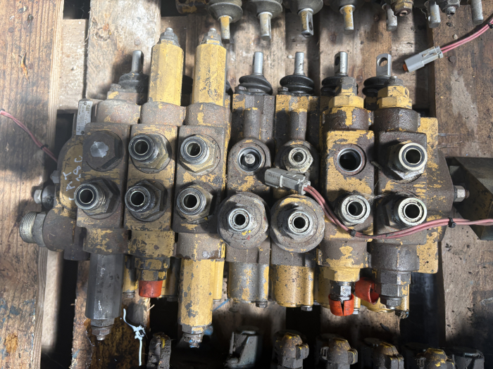 Distribuitor hidraulic Caterpillar 112-3629 - 6 secții [2]