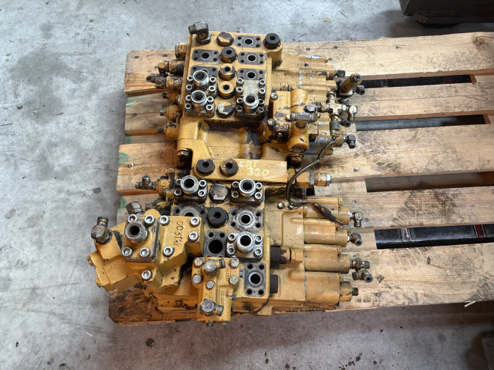 Distribuitor hidraulic Caterpillar 6E4015 - Caterpillar 320 [2]