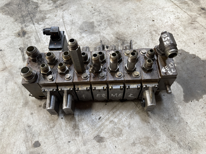 Distribuitor hidraulic Danfoss 2911 338F07150 - 7 secții - Fermec 750 [2]