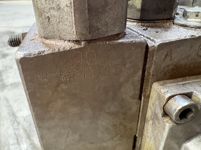 Distribuitor hidraulic Danfoss 2911 338F07150 - 7 secții - Fermec 750 [3]