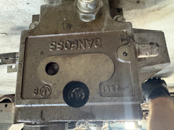 Distribuitor hidraulic Danfoss 2911 338F07150 - 7 secții - Fermec 750 [4]