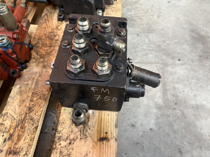 Distribuitor hidraulic FM 750 - 3 secțiuni [2]