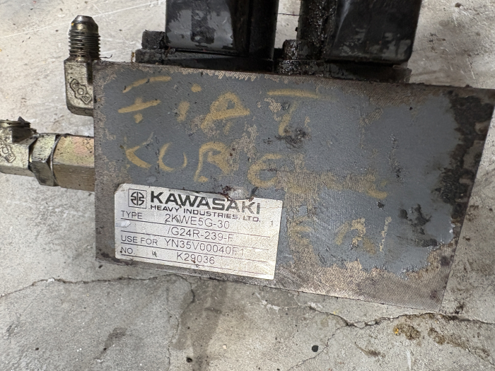 Distribuitor hidraulic Kawasaki 2KWE5G-30/G24R-239-F - 2 secții - Fiat-Kobelco SK130 [2]