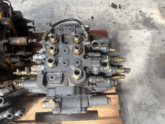 Distribuitor hidraulic Kawasaki Heavy Industries KADV28Y/S10101-F (YN30V00084F1) - Kobelco SK200-6 SK210-6 [2]