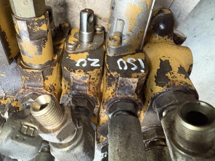 Distribuitor hidraulic Komatsu 7192-00A 970007 - Isuzu [2]