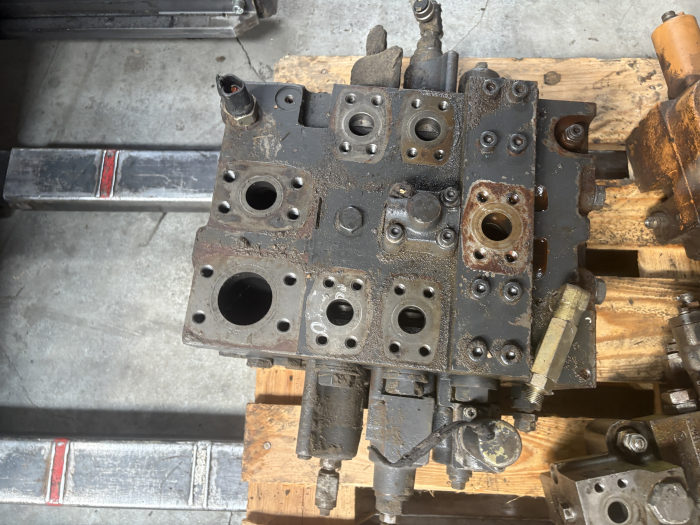 Distribuitor hidraulic Komatsu MKAQ1283 / 723-46-11780 [2]