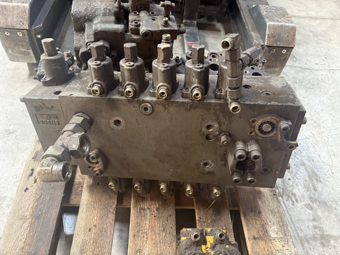 Distribuitor hidraulic Liebherr 611305 - Secțional [2]