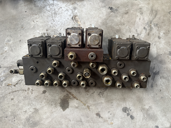 Distribuitor hidraulic Mannesmann Rexroth 4WE 6 D53/AG24K4 - 6 secțiuni [2]