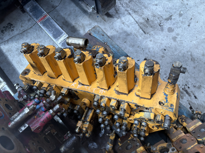 Distribuitor hidraulic Mannesmann Rexroth M8-1129-02/7M8-18 - 7 secții - Excavator [2]