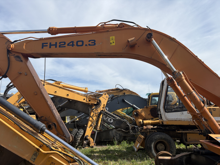 Fiat-Hitachi FH 220.3 cu motor Isuzu 6BG1T - Dezmembrări [2]