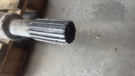 Ax cardanic cu capete canelate de 16 dinți - Case W921 [2]