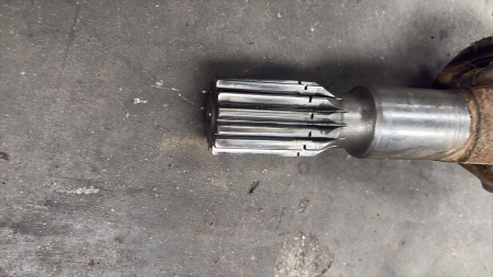 Ax cardanic lungime totală 1105mm, cu capete canelate de 26, 18 și 13 dinți [3]