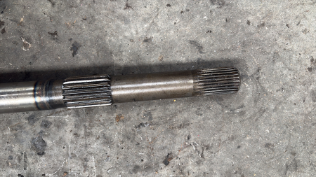 Ax cardanic lungime totală 1105mm, cu capete canelate de 26, 18 și 13 dinți [1]