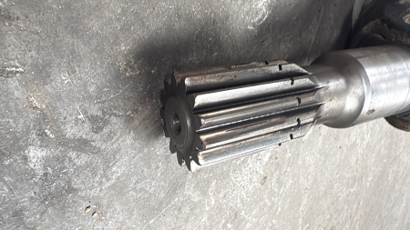 Ax cardanic lungime totală 1110mm cu capete canelate de 13 și 27 dinți [1]