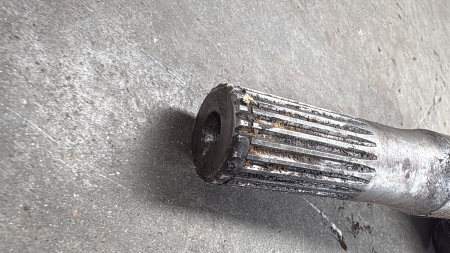 Ax cardanic lungime totală 1210mm cu capete canelate de 22, 22 dinți [1]