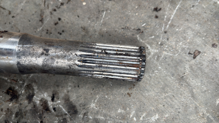 Ax cardanic lungime totală 735mm, cu capete canelate de 22 și 22 dinți [1]