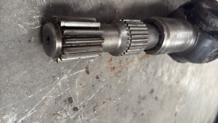 Ax cardanic ZF 4472 319 157 lungime totală 1100mm, cu capete canelate de 26, 15 și 28 dinți [5]
