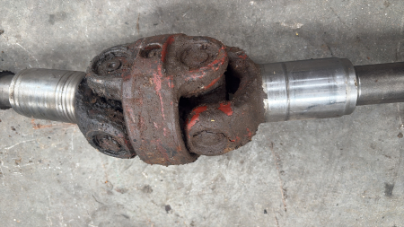 Ax cardanic ZF 4472 319 157 lungime totală 1100mm, cu capete canelate de 26, 15 și 28 dinți [1]