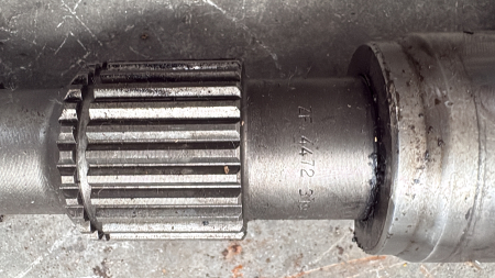 Ax cardanic ZF 4472 319 157 lungime totală 1100mm, cu capete canelate de 26, 15 și 28 dinți [3]