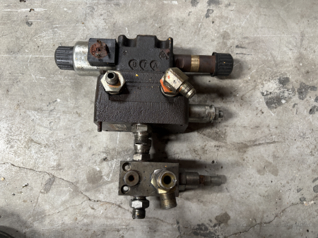 Piese Utilaje - Distribuitor hidraulic Aron AD3E04C - 1 secție