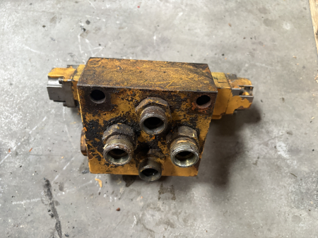 Piese Utilaje - Distribuitor hidraulic Bosch 0 810 090 130 - 1 secție - Liebherr 902
