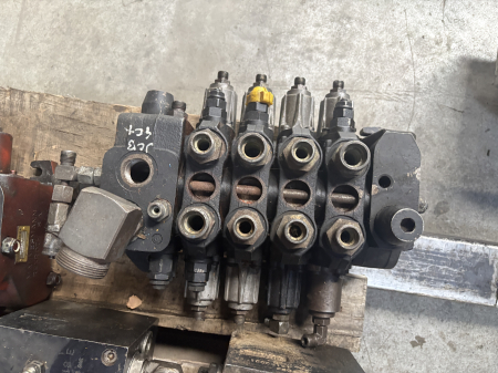 Distribuitoare hidraulice - Distribuitor hidraulic Bosch Rexroth 08 400 094 231237 - 4 secțiuni - JCB 4CX