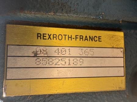 Distribuitor hidraulic Bosch Rexroth 08 401 365 85825189 - 3 secțiuni - Komatsu WB93 [1]