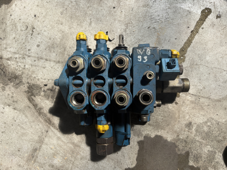 Distribuitoare hidraulice - Distribuitor hidraulic Bosch Rexroth 08 401 365 85825189 - 3 secțiuni - Komatsu WB93