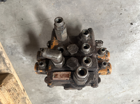 Distribuitor hidraulic Bosch Rexroth 224358/02 M314 3697 - 2 secții - Case 1088 [1]