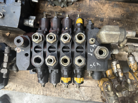 Distribuitor hidraulic Bosch Rexroth 281961 01 - 4 secțiuni - JCB 3CX [1]