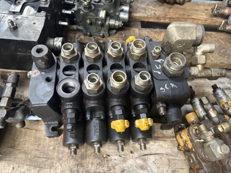 Distribuitoare hidraulice - Distribuitor hidraulic Bosch Rexroth 281961 01 - 4 secțiuni - JCB 3CX