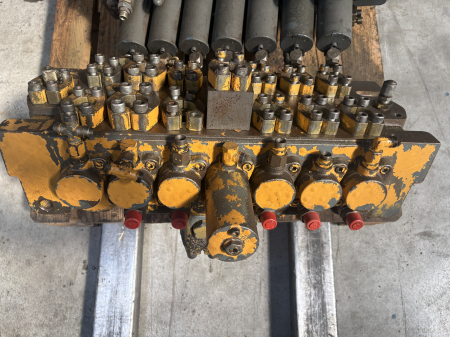 Distribuitor hidraulic Bosch Rexroth 574592/8 - Fiat-Hitachi 432 [1]