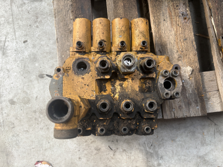 Distribuitoare hidraulice - Distribuitor hidraulic Bosch Rexroth 605703 - 4 secții - Liebherr 902LC