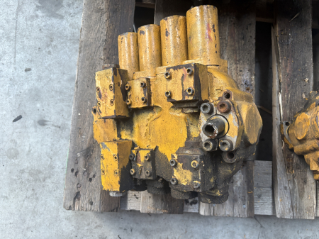 Distribuitor hidraulic Bosch Rexroth 605703 - 4 secții - Liebherr 902LC [1]