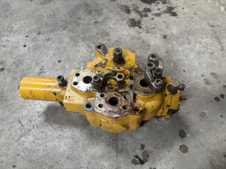 Piese Utilaje - Distribuitor hidraulic Bosch Rexroth AV15 / 3051394 - 1 secție - A10VO