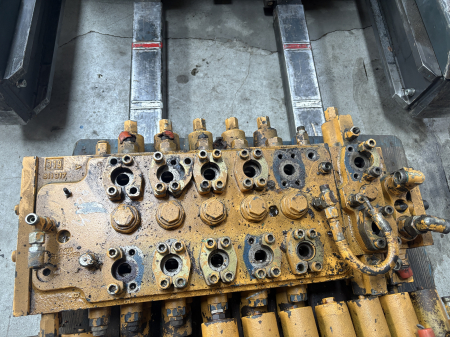 Hidraulică - Distribuitor hidraulic Bosch Rexroth M7-1170 - 7 secțiuni - Liebherr 904