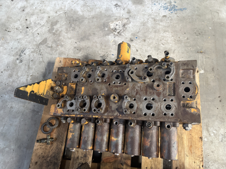Piese Utilaje - Distribuitor hidraulic Bosch Rexroth M8-1001-03 - 6 secțiuni