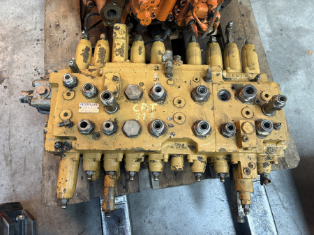 Distribuitoare hidraulice - Distribuitor hidraulic Caterpillar 1057423 / KMX13S/P34004 - Caterpillar 317