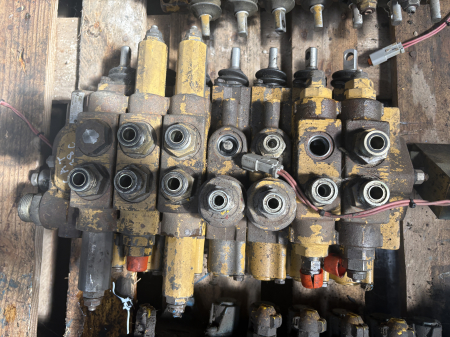 Distribuitor hidraulic Caterpillar 112-3629 - 6 secții [1]