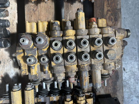 Distribuitoare hidraulice - Distribuitor hidraulic Caterpillar 115-9853 - 7 secții