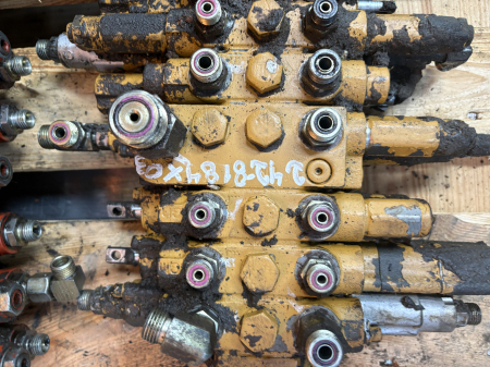 Distribuitor hidraulic Caterpillar 242-8184 X03 - 6 secții - Caterpillar 242 [1]