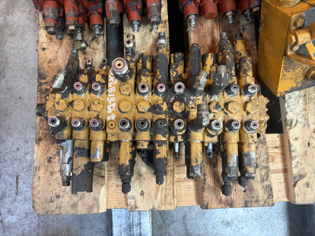 Distribuitoare hidraulice - Distribuitor hidraulic Caterpillar 242-8184 X03 - 6 secții - Caterpillar 242