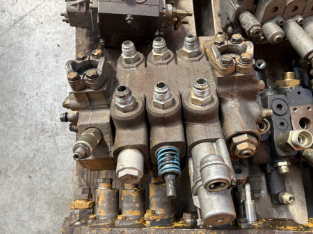 Distribuitoare hidraulice - Distribuitor hidraulic Caterpillar 976553 - 4 secții - Utilaje Caterpillar
